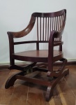 Cadeira de balanço toda em madeira escura. Med.: 86x62x60cm