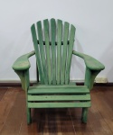 Cadeira em madeira ripada dita "Pavão" pintada, verde. Med.: 92x71x83cm