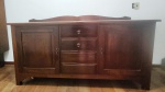 Buffet em madeira maciça com quatro gavetões centrais, duas portas e prateleiras internas.