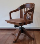 Cadeira de braços giratória em madeira nobre.
