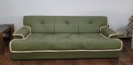 Sofá de três lugares com belo designer estofado e forrado com tecido verde., estrutura em madeira. Med.: 2,15m Comprimento x 0,70cm Altura x 0,80cm profundidade.