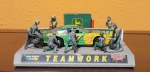 Ertl Collectibles John Deere Motorsport PITSTOP SCENE TAURUS escala 1/43. Med.: 18x17x7cm