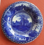 Prato em faiança inglesa dita azul borrão, antigo Rowland Marsellus Staffordshire "Valley Forge". Med.: 25cm.