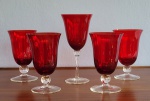 Cinco belas taças em cristal italiano ruby. Med.: 23 e e 13cm.