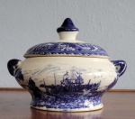 Sopeira antiga em porcelana inglesa Victoria Ware dita "azul borrão" decorada com caravelas e guirlandas. Med.: 22x16cmcm