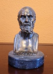 Escultura em bronze maciço representante Hipócrates. Med.: 15x10cm. O Juramento de Hipócrates é um texto ético fundamental para a medicina, recitado por médicos ao se formarem, comprometendo-se a servir à humanidade, preservar a vida, manter o segredo profissional e agir com dignidade, focado no bem-estar do paciente e longe de qualquer mal, embora tenha sido adaptado e atualizado ao longo dos séculos, mantendo seus princípios de conduta profissional e responsabilidade ética.
