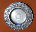 PRATA - Salva em prata inglesa STERLING 925. século XIX, contrastes no verso, borda decorada em relevo. Med:17cm. Peso: 106g