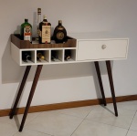 Móvel bar com adega e um gavetão, laca branca, pés palito e bandeja em madeira. Medidas: 0,80cm Alt. x 1,10m Compr. x 0,38cm Prof.