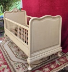 Berço em madeira nobre maciça patinada estilo Chippendale cerca de 1930/40, cabeceira gradil nas laterais removíveis e reversível para cama. Medidas: 1,02 m x 1,45m x 0,75 cm. faltando apenas um parafuso. Em excelente estado, completo.