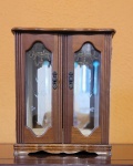 Caixa porta joias no formato de cristaleira, em madeira, portas com vidro lavrado.. Med.:  30x24x14cm