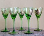 Cinco elegantes cáliçes em cristal verde italiano para pro-seco, esmeraldacom decoração floral. Med.: 14cm