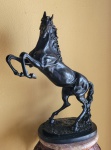 Imponente escultura de cavalo em bronze com pátina escura, assinada na base. Med.: 56cm Altura x 32 cm Largura.