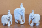 Par de pequenos elefantes de esculpidos em marfim "Condutores de passageiros". Med.: 7x5cm