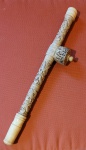 Cachimbo longo de opio em marfim chinês (sem função, apenas decorativo) estilo da dinastia Qing todo trabalhado em baixo relevo. Med: 37cm