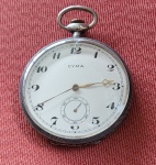 Relogio antigo de bolso á corda da marca Cyma, caixa prateada, duas tampas, acompanha a corrente. Med.: 49mm, todo em excelente estado de conservação, funcionando.