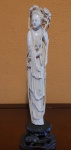 Esculpida em marfim  (China, século XIX) representando Gueixa com girassóis. Med.: 30cm