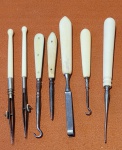 Conjunto de 8 acessórios de costureira do século XIX, estilo vitoriano, em metal com cabos em marfim. Med.: 14, 12 e 11cm