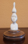 Busto de mulher em marfim (África, anos 1940), base em madeira. Med.:14cm