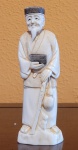 Rara escultura Okmono em marfim (Japão, Meiji, século XIX) representando Mestre. Med.: 16cm