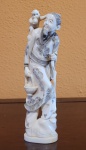 Rara escultura japonesa em marfim, período Meiji, circa 1880, representando Camponês com macaco sobre o ombro). Med.: 20cm