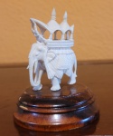 Escultura em marfim, antiga, representando Elefante Shola Pith , base em madeira. Med.: 6x4cm