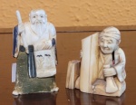 Duas pequenas esculturas em marfim (China, século XIX) representando Mestres. Med.: 5 e 6cm