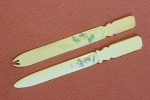 Duas belas espátulas japonesas em marfim policromado, século do século XX., apresenta descrição e assinatura. Med.:18 e 17cm
