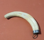 Figa esculpida em presa de marfim (África, século XIX), guarnições em metal. Med.: 19cm