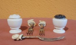 Cinco peça - Saleiro, paliteiro (4cm) e três garfos (10cm) para petiscos em metal e marfim.