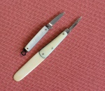 Dois pequenos canivetes com cabo em marfim e madrepérola. Med.: 8 e 4cm fechados.
