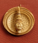 Silvio Bretas - Raríssimo e grande pingente esculpido em Marfim, rico cravejamento e fecho em Ouro 18k (estimativa, 2 gramas), trinta e dois pontos em Rubis. Med.: 8cm de diâmetro, assinado.