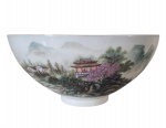 Grande bowl período revolucionário chinês, com belíssima decoração na parte exterior de paisagem e na parte interior decoração de montanhas, possui fui de cabelo.