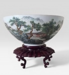 Grande bowl período revolucionario Chines, com belíssima decoração na parte exterior de paisagem e na interior decoração de montanhas, possui uma base de madeira