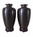Par de vasos com decoração em cloisonné e esmalte em formato de escamas de peixe. Base em madeira esculpida, periodo revolução chinesa.
