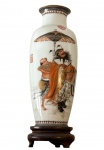Vaso em porcelana chinesa, com rica pintura representando Zhong Kui, uma divindade lendária chinesa, capaz de subjugar fantasmas e afastar espíritos malignos. Ele é reverenciado como o Senhor Sagrado da Bênção e Proteção do Lar na cultura tradicional chinesa. Na China antiga, retratos de Zhong Kui eram frequentemente pendurados como proteção contra danos e desastres. O vaso possui também a pintura de ideagramas e um morcego em referência os cinco morcegos correspondem às Cinco Bênçãos do pensamento chinês: amor, prosperidade, conduta virtuosa, boa saúde/atingir uma idade honrosa e morte natural. O vaso é assinado na base e repousa sobre uma base de madeira, China, começo do século XX.