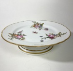 REINEMER E GALLÈ- RARO PRATO RASO ELEVADO EM PORCELANA BRANCA COM RICA DECORAÇÃO FLORAL MULTICOLORIDA , BORDAS SUAVEMENTE ONDULADAS COM FILETE DOURADO, ÓTIMO ESTADO DE  CONSERVAÇÃO MEDIDAS: 6 X 22 CM - INFORMAÇÕES COMPLEMENTARES PODEM SER ENCONTRADO NO LIVRO "O ART NOUVEAU DE ÈMILE GALLÈ E SEUS CONTEMPORÂNEOS, DE ANDRÉ GUARISSE , PÁGINA 63- AO COMPRAR O PRATO, O ARREMATANTE GANHA UM LIVRO AUTOGRAFADO. CURIOSIDADES : Reinemer e Gallé - Charles Gallé ( pai de Emile Gallé ) iniciou sua pequena manufatura logo após sua sogra ficar viúva, ele adquiriu 50% da pequena sociedade familiar. Este é o primeiro período da empresa que viria a ser conhecida no mundo inteiro como "Gallé "e que mais tarde passou para as mãos de seu filho o genial artista do período Art Nouveau Emile Gallé . Nesse primeiro momento eles produziam cerâmicas artísticas com desenho próprio e de extrema qualidade dos quais ganharam vários prêmios, conquistando o privilegio de vender para o imperador Napoleão III, uma honra para a época, Essas peças hoje raríssimas de serem encontradas, são peças de museu, marcadas no fundo Veuve Reinemer e Galle esse pequeno período podemos afirmar que datam de 1846 a 1854.
