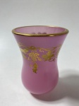 "OPALINA BACCARAT- FRANÇA SÉC XIX - COPO EM OPALINA BACCARAT NA  COR ROSA E BELISSIMO FRISO EM OURO GUIRLANDA EM DOURADO COM FOLHAS DE PARREIRAS E UVA. MEDIDAS: 11,5 CM"