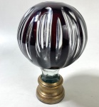 "BOULE D'ESCALIER OU PINHA DE ESCADA -FRANÇA- EM CRISTAL FACETADO NA COR VINHO, BASE EM BRONZE. MEDIDAS: 17 CM DE ALTURA"