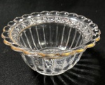 "SAINT'LOUIS- PEQUENO BOWL EM CRISTAL SAINT'LOUIS COM DECORAÇÃO DE GUIRLANDAS EM ALTO RELEVO. FAZ PAR COM O LOTE 59. MEDIDAS:  6 x 11 cm"