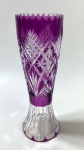 "BACCARAT, FRANÇA - VASO EM CRISTAL BACCARAT, LAPIDAÇÃO PONTA  DE DIAMANTE, NA COR LILAS. MEDIDAS; 22,5 CM"