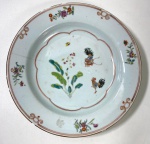 "CIA DAS INDIAS- RARO PRATO CIA DAS INDIAS,  SERVIÇO DOS  GALOS  POSSUI BICADOS NAS LATERIA E FIOS DE CABELOS. MEDIDAS; 22 CM"