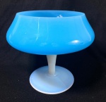 "OPALINA- FRANÇA - TAÇA EM OPALINA FRANCESA  AZUL E BRANCO, BASE BRANCA E BOJO AZUL EM FORMATO DE TAÇA DE PÉ ALTO. MEDIDAS: 19 X 15, 5 CM"