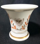 "VASO EM PORCELANA FRANCESA  COM DECORAÇÃO DE GUIRLANDASD ESCUDO E FRISO DOURADO. MEDIDAS: 10 X 10,5 CM"