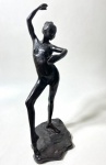 "EDGAR DEGAS (18341917), APÓS  DANÇARINA (MODELO IMPRESSIONISTA)  BRONZE, FUNDIÇÃO CIRE PERDUE, SÉC. XX - PÓSTUMA - COM IMPORTANTE SELOBRONZE DE ALTA QUALIDADE COM PÁTINA ESCURA, REPRESENTANDO BAILARINA EM POSIÇÃO ELEGANTE, UM BRAÇO ERGUIDO E OUTRO APOIADO NA CINTURA; SUPERFÍCIE MODELADA E BASE ORGÂNICA TIPICAMENTE DEGASIANA. ASSINATURA INCISA NA BASE (DEGAS) E CARIMBO CIRCULAR DA FUNDIÇÃO CIRE PERDUE NUMERAÇÃO/INSCRIÇÃO INCISA CONFORME OS PADRÕES DAS EDIÇÕES PÓSTUMAS. OBRA BASEADA NAS CERAS ORIGINAIS DO ARTISTA, CUJOS BRONZES FORAM EDITADOS APÓS 1919 PELA FUNDIÇÃO A.A. HÉBRARD E POSTERIORMENTE PELA C. VALSUANI.METROPOLITAN MUSEUM OF ART, MODELOS DE BAILARINAS DE DEGAS; EDIÇÕES HÉBRARD/VALSUANI DOCUMENTADAS EM CATÁLOGOS E VENDAS INTERNACIONAIS. MEDIDAS: 47 CM DE ALTURA"