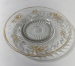 "BACCARAT - PRATO EM CRISTAL BACCARAT, DECORAÇÃO DOURADA, C. 19251935 -  CRISTAL INCOLOR FINO, DE EXCEPCIONAL TRANSPARÊNCIA, COM DECORAÇÃO EM OURO APLICADO MANUALMENTE REPRESENTANDO RAMOS FLORAIS E FILETE NA BORDA.- GRAVADO À RODA COM PADRÃO GEOMÉTRICO RADIAL NO CENTRO, TRABALHO TÍPICO DAS PEÇAS DE MESA PRODUZIDAS PELA BACCARAT (FRANÇA) ENTRE AS DÉCADAS DE 1920 E 1930. -  O MODELO APRESENTA CARACTERÍSTICAS DOS SERVIÇOS DE MESA DO PERÍODO ART DÉCO, COMBINANDO DELICADEZA E PRECISÃO NA GRAVAÇÃO. PRODUZIDO EM CRISTAL SOPRADO E POLIDO À RODA, COM APLICAÇÃO DE OURO 24 K PELA TÉCNICA DE DÉCOR À LOR FIN. -  DIÂMETRO: 22 CM PERÍODO: C. 19251935REFERÊNCIA: CATÁLOGO BACCARAT 1926 (SERVICE À DESSERT DORÉ), ARCHIVES NATIONALES DE BACCARAT, FRANCE. MEDIDAS: 20 CM"