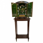 "EXCEPCIONAL LOTE  WMF (WÜRTTEMBERGISCHE METALL WARENFABRIK)  FAQUEIRO  EM PRATA 90 COM MÓVEL ART NOUVEAU, SÉC. XIX-  FAQUEIRO EM PRATA ESTRANGEIRA, PRODUÇÃO WMF  WÜRTTEMBERGISCHE METALLWARENFABRIK (ALEMANHA), ACOMPANHADO DE MÓVEL ESTILO ART NOUVEAU EM MADEIRA ESCURA, COM APLICAÇÕES ORNAMENTAIS EM METAL NAS PORTAS E LATERAIS, ELEGANTES PEGA-MÃOS COM DESENHO TÍPICO DO ESTILO. INTERIOR REVESTIDO EM VELUDO VERDE ORIGINAL, COM SUPORTES PARA OS TALHERES.- O CONJUNTO COMPREENDE: 8 PORTA-TALHERES, 1 PORTA-GUARDANAPO, 12 FACAS GRANDES, 12 GARFOS GRANDES , 12 GARFOS PEQUENOS, 12 FACAS PEQUENAS, 12 COLHERES DE SOPA, 10 COLHERES DE SOBREMESA, 5 COLHERES DE CHÁ, 1 CONCHA DE SERVIR, 1 COLHER SERVIR,  (METAL PRATEADO), 4 TALHERES DE SERVIR EM MARFIM E CABOS EM METAL PRATEADO -1 TALHER DE SERVIR EM PRATA DE LEI DE CONTRATADA DE OUTRA MANUFATURA,   CONJUNTO DE ALTO PADRÃO, REFLETINDO O LUXO DA PRODUÇÃO WMF, COMBINANDO DESIGN DECORATIVO ART NOUVEAU NO MÓVEL E ELEMENTOS ART DÉCO NOS TALHERES DE SERVIR.MEDIDAS DO MÓVEL: ALTURA 153 CM, / LARGURA 37 CM  E COMPRIMENTO 63 CM"