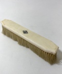 "ESCOVA ANTIGA DE CABO EM MARFIM   EUROPA, SÉC. XIX/XX - CABO RETO EM MARFIM NATURAL CERDAS CLARAS NATURAIS E MONOGRAMA GRAVADO AO CENTRO. PEÇA PERTENCENTE A UM ANTIGO JOGO DE TOUCADOR FEMININO.PROCEDÊNCIA FRANÇA OU INGLATERRA, C. 1900.ESTILO: BELLE ÉPOQUE / EDWARDIANO.MEDIDAS: 18 CM."