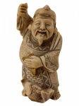 "Escultura de buda finamente esculpida em bloco de marfinite representando figura de ""pescador"". Altura 10 cm"