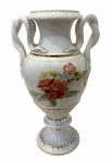 "MEISSEN- Excepcional vaso em porcelana alemã na policromia branca decorado com motivos florais alças no feitio de serpente , detalhes de filetes a ouro. Altura 27,5 cm . possui marca e numeração da manufatura no verso."