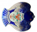 Rarissimo prato Imari em forma de passaro,  na decoração em azul e vermelho, modelo repoduzido na página 100 do livro "Imari Satshuma and Japanese Export Ceramics " de Nancy Schffer.